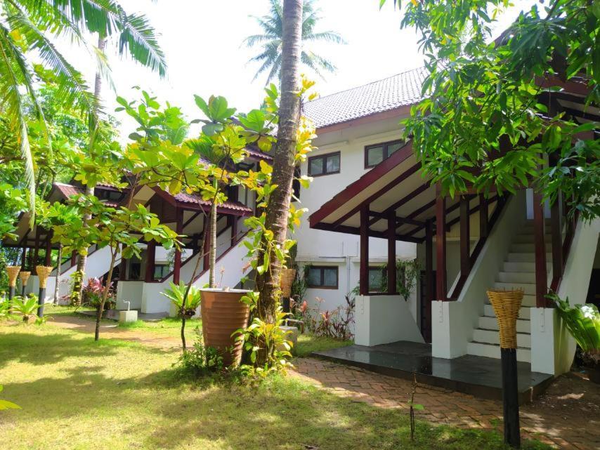 Emerald Sea Resort Ngwesaung Buitenkant foto