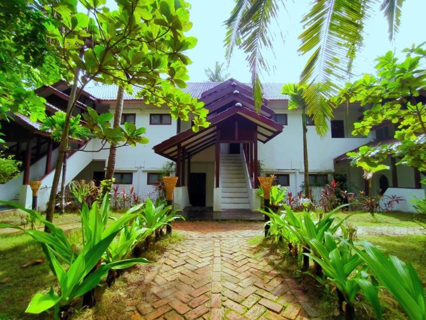 Emerald Sea Resort Ngwesaung Buitenkant foto